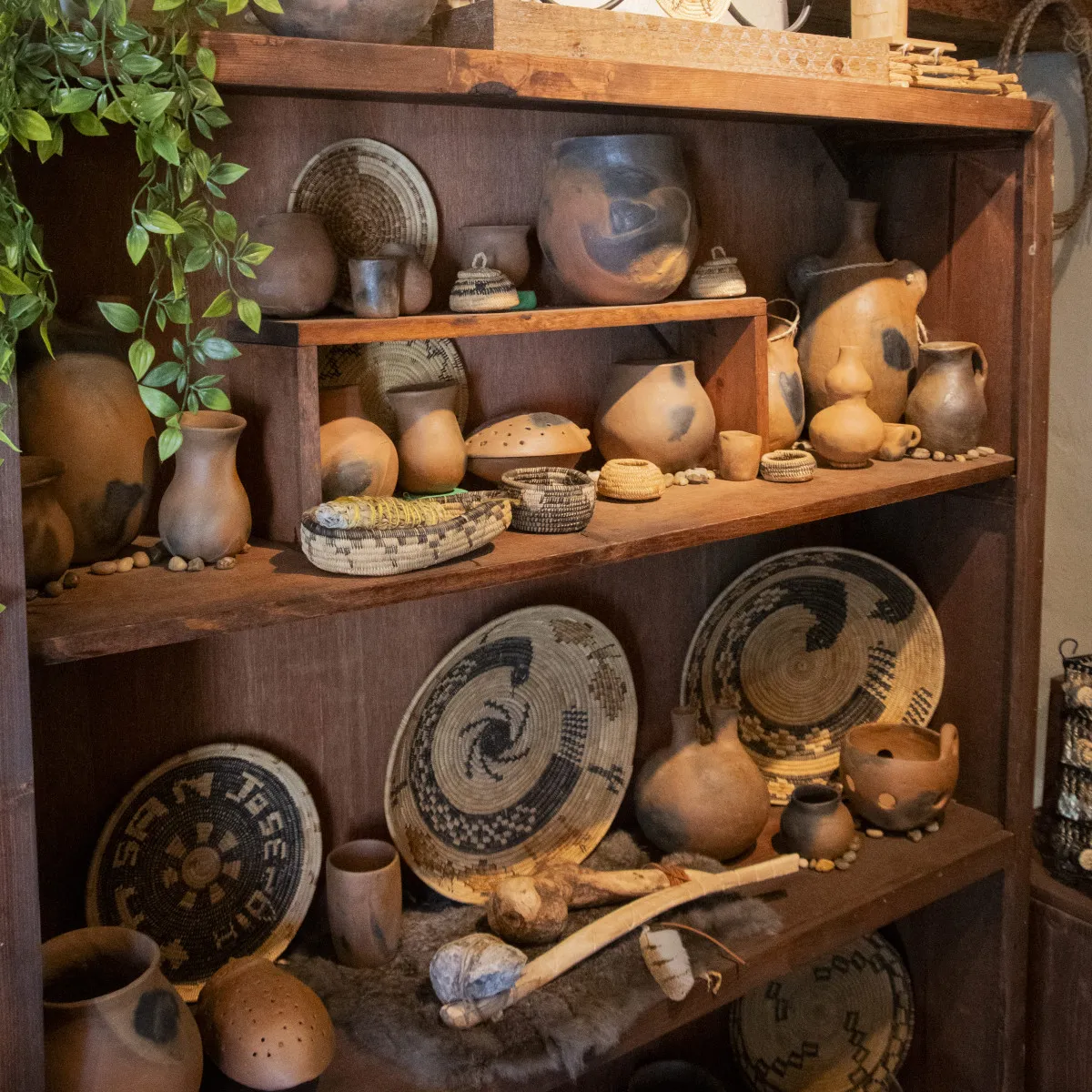 Conjunto de cestería y piezas de barro kumiai en un taller familiar