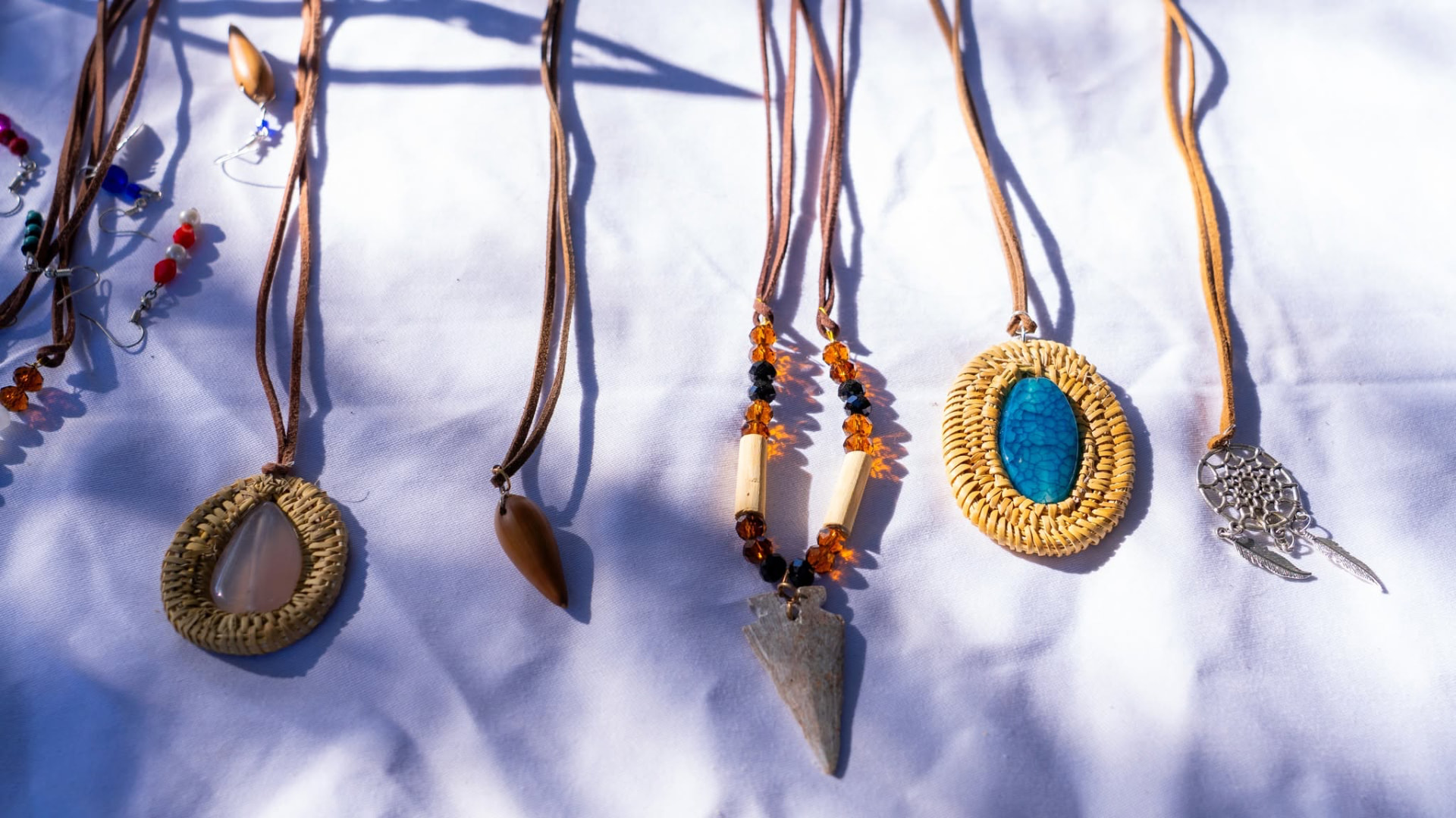 Collares de junco con piedras y dijes artesanales
