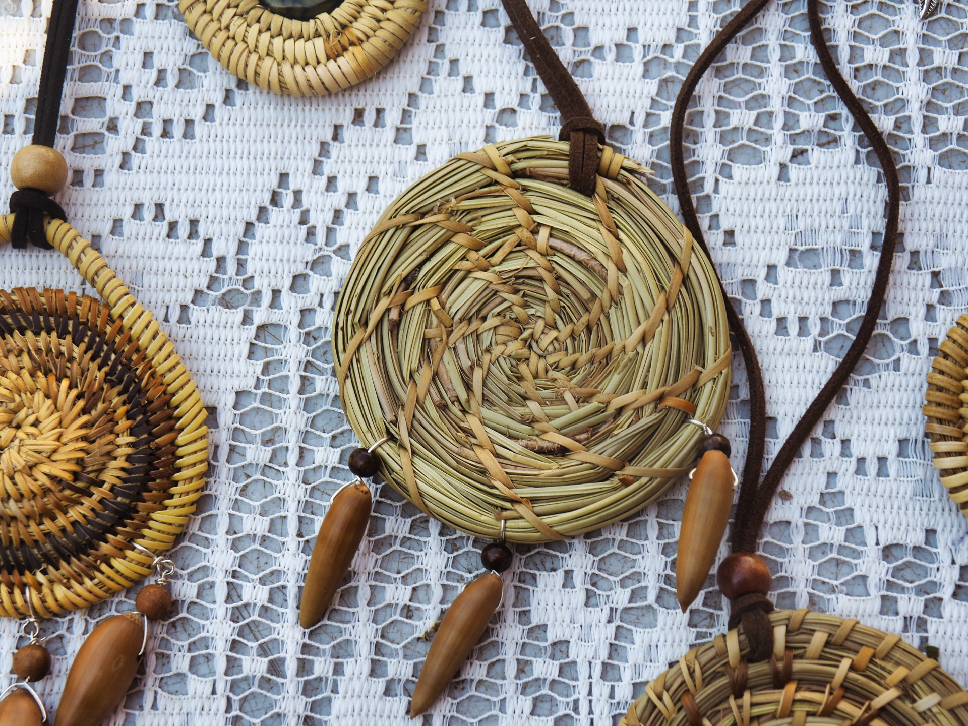 Collares de junco tejido con dijes de madera