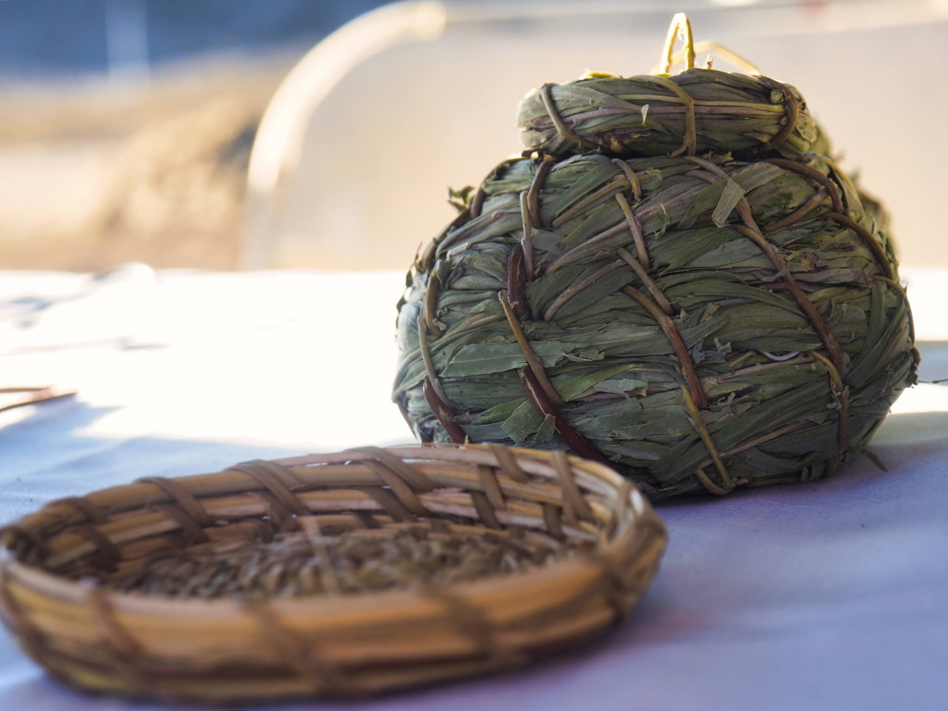 Canasta de junco y pieza tejida con hoja verde