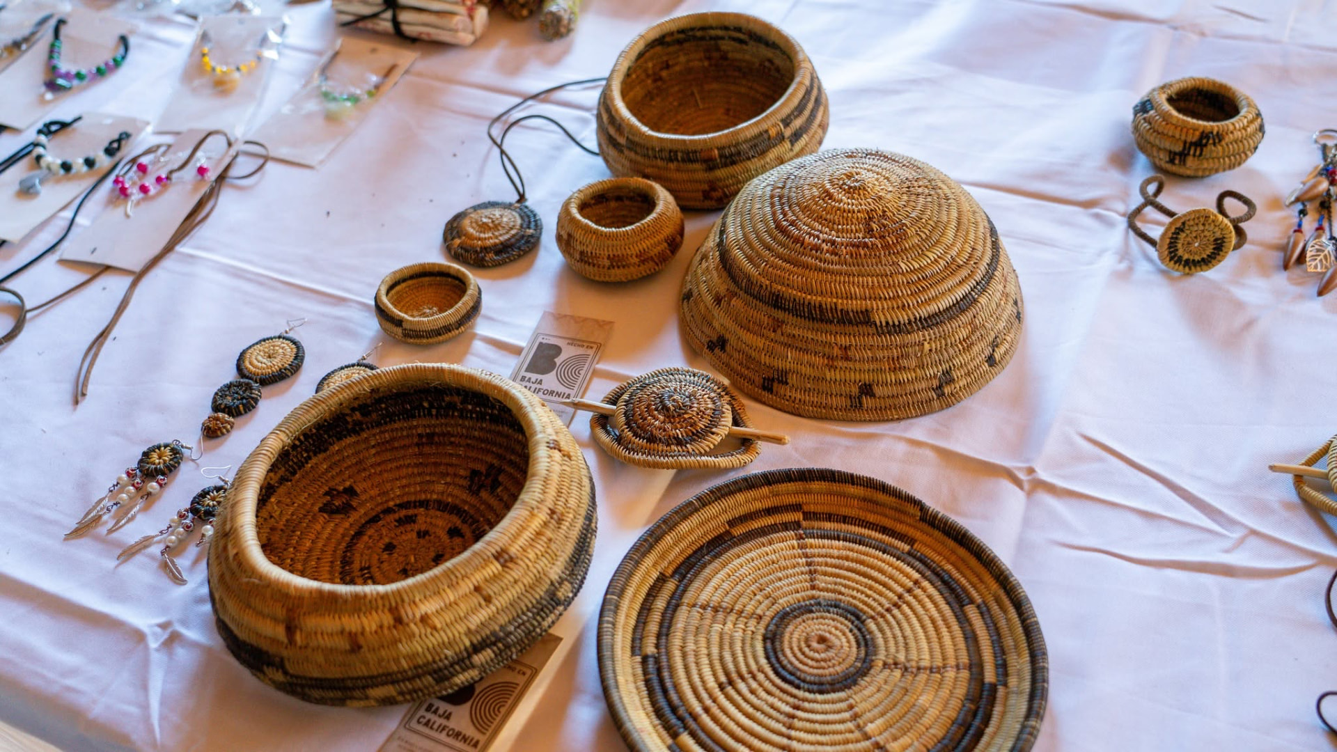 Mesa con cestería y joyería kumiai hecha en Baja California